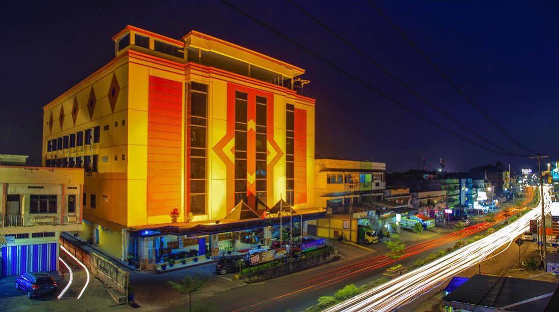 Grand Hotel Джамбі Екстер'єр фото